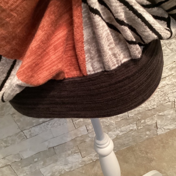 Left on Houston Color-Blocking Sweater - Picture 8 of 11